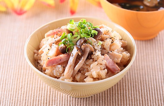 しめじとベーコンのバター醤油ご飯｜Vマーク：信頼の生活